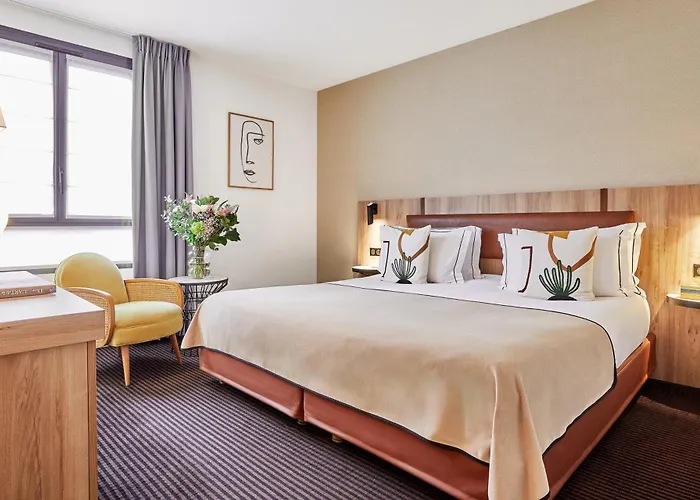 Hotel Plaza Tour Eiffel 4*