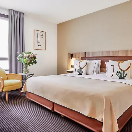 Hotel Plaza Tour Eiffel 4*