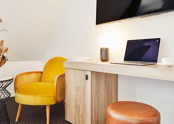 Plaza Tour Eiffel מלון 4*